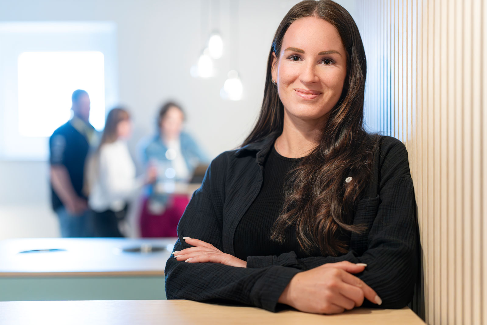 Unsere Kollegin Fabienne lehnt am Tisch